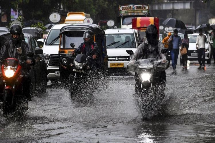 Light to moderate rain in Mumbai, 'Orange alert' issued