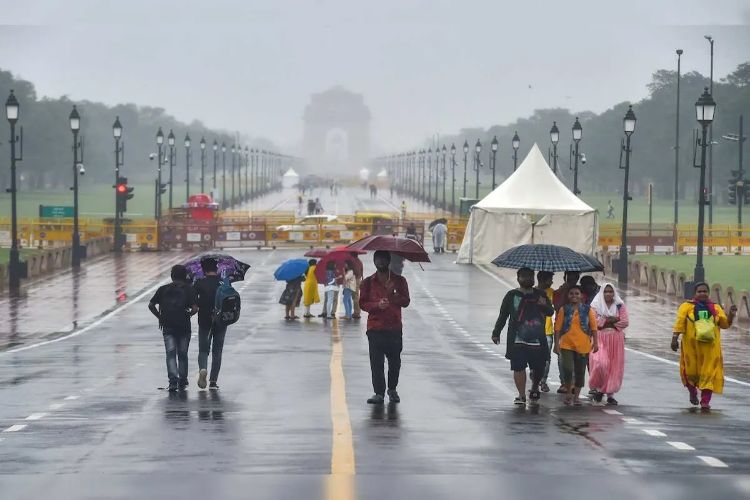 IMD forecasts cloudy sky and light rain in Delhi on Tuesday