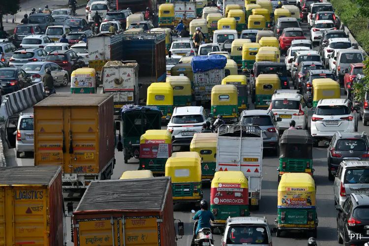 Traffic jam in South Delhi, commuters stranded for hours