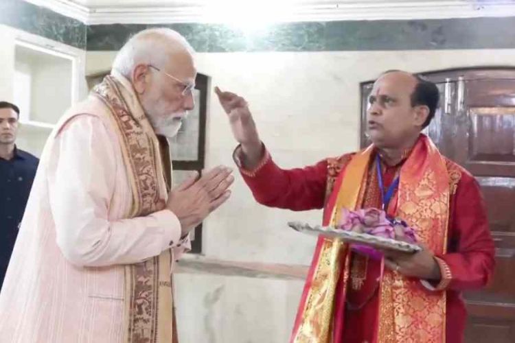 Delhi: PM Modi offers prayers to Goddess Durga at the Durga Puja pandal in CR Park.