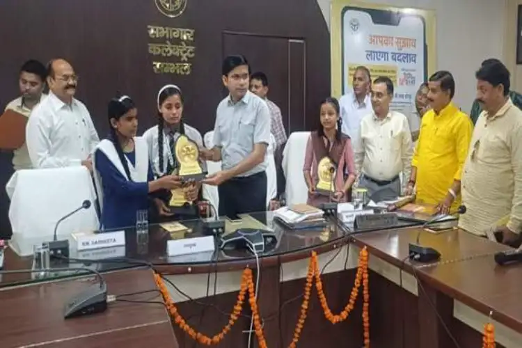 Sambhal: Student Namra Naaz, who became SP for a day, held a public hearing.