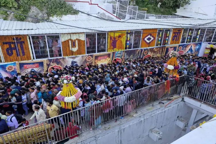 Mata Vaishnodevi yatra: Over 1.70 lakh pilgrims pay obeisance during Navratri