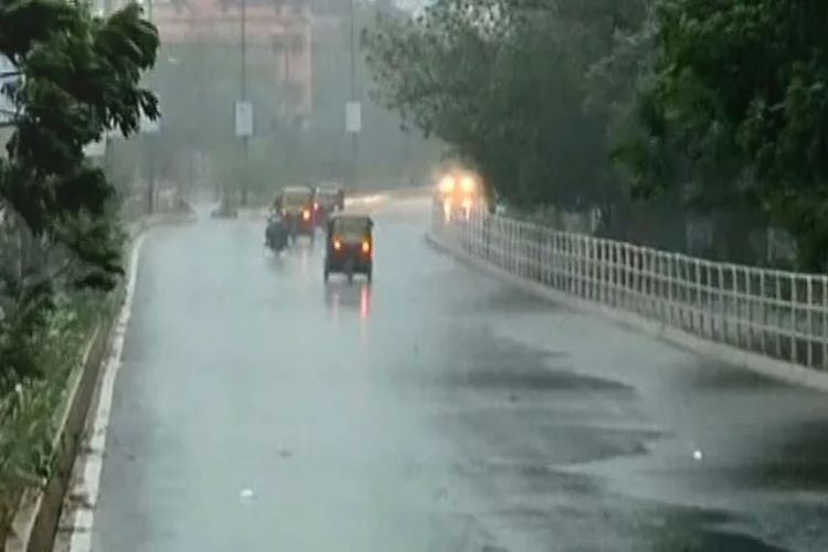 Heavy rains lash Odisha, deep depression moves towards the coast