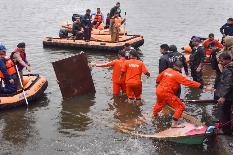 Accident during Durga idol immersion in Khandwa, Madhya Pradesh: At least 11 people killed.