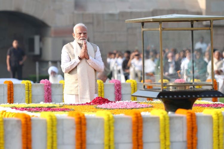 Governor Haribhau Bagde and Chief Minister Bhajanlal Sharma paid floral tributes on the birth anniversary of Mahatma Gandhi.
