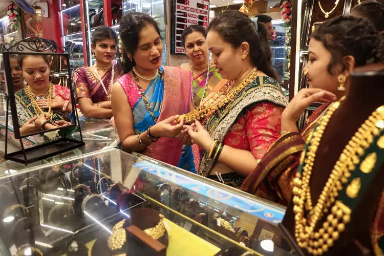 Gold snaps 5-day record rally; falls Rs 500 to Rs 1,20,600/10 g in Delhi