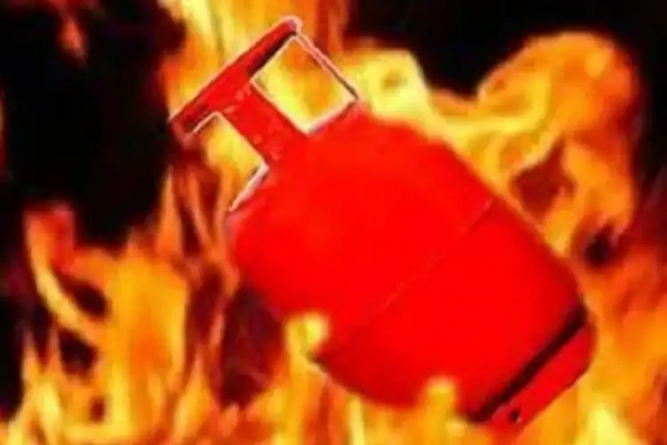 A house caught fire in Noida due to a cooking gas leak from a cylinder, injuring five people.