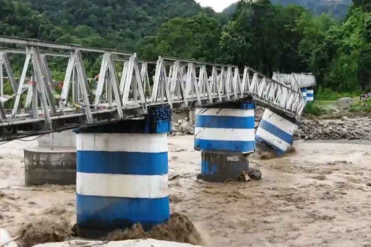 Heavy rains trigger landslides in Darjeeling, several feared dead