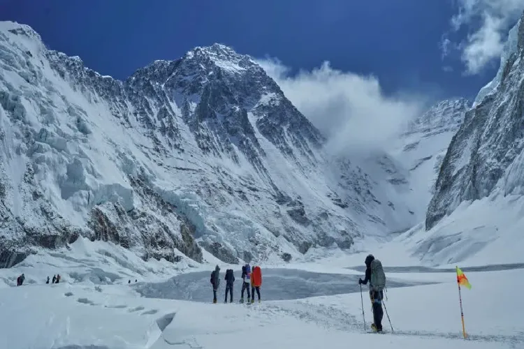 1,000 climbers stranded after snowstorm on Tibetan side of Mount Everest, rescue operation underway