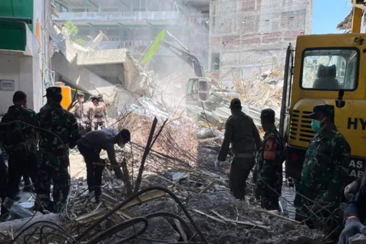 Indonesia: 49 killed in school collapse, search continues for missing students