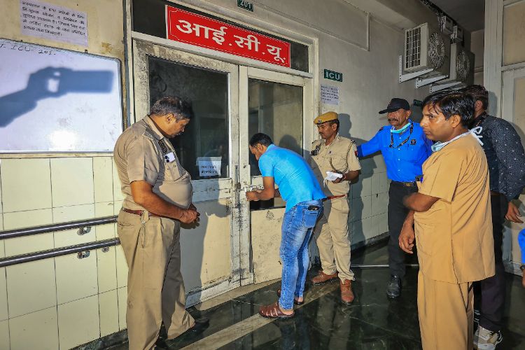 जयपुर अस्पताल अग्निकांड: परिजनों ने स्टाफ पर लापरवाही का आरोप लगाया