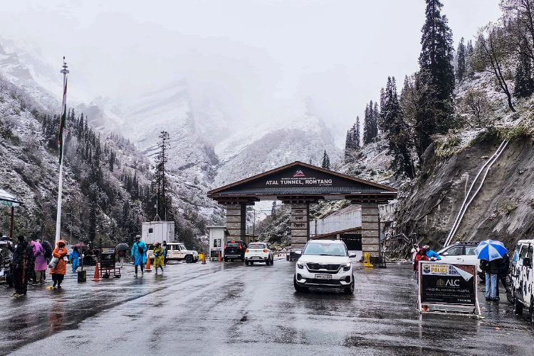 Snowfall in higher reaches of Himachal