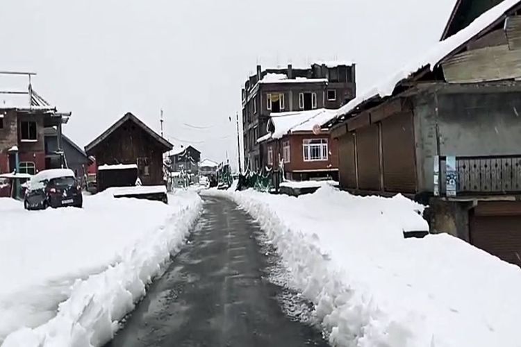 Snowfall and rain in Kashmir cause major drop in temperature