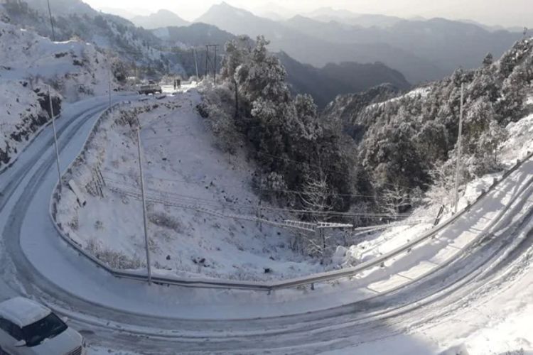 High altitude areas of Uttarakhand receive season's first snowfall
