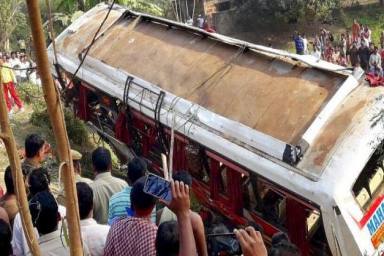 A bus full of pilgrims went out of control and overturned, injuring 22 passengers.