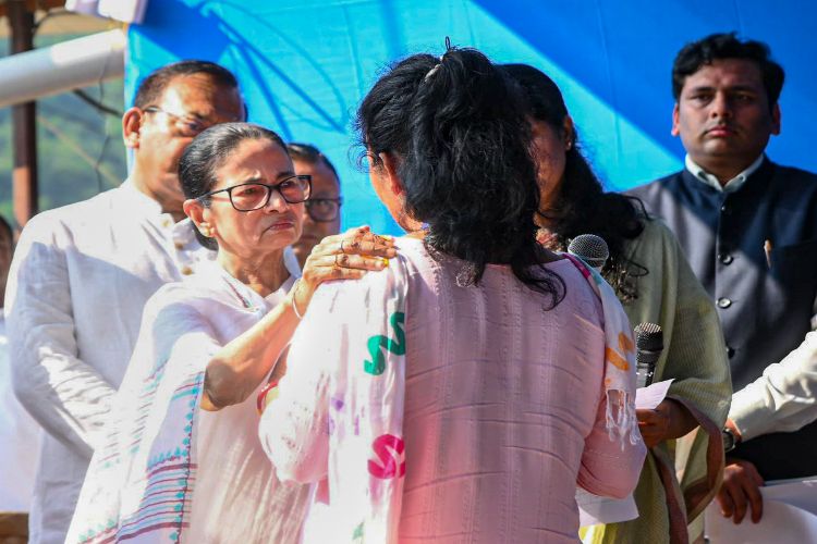 Mamata Banerjee visits landslide-hit Mirik, interacts with locals