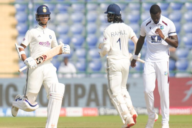 Rahul returns to the pavilion, India 94 for 1 at lunch