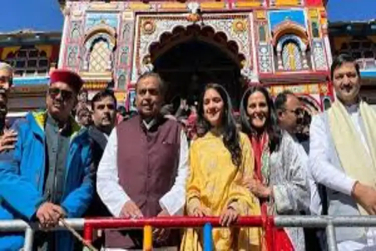 Reliance Industries Chairman Mukesh Ambani offers prayers at Badrinath Dham