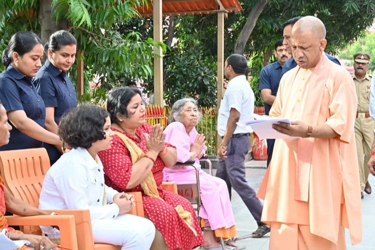 Uttar Pradesh: Chief Minister Yogi listened to the problems of 200 people in Janta Darshan.