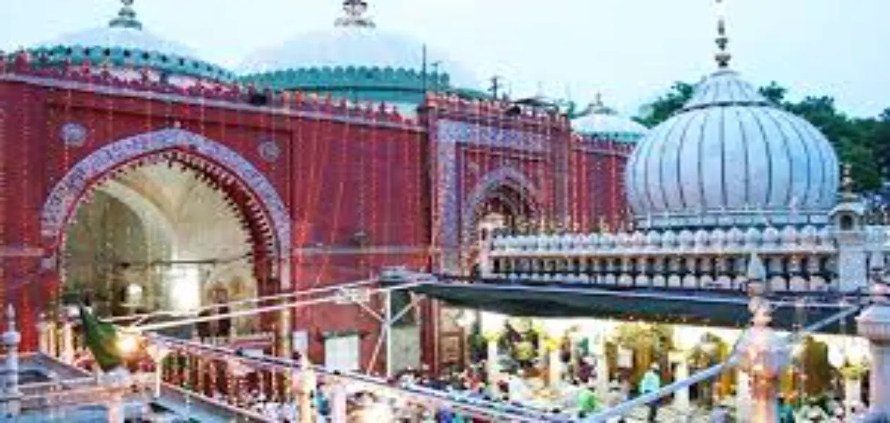 Hazrat Nizamuddin Auliya remained a monk even among the Sultans.