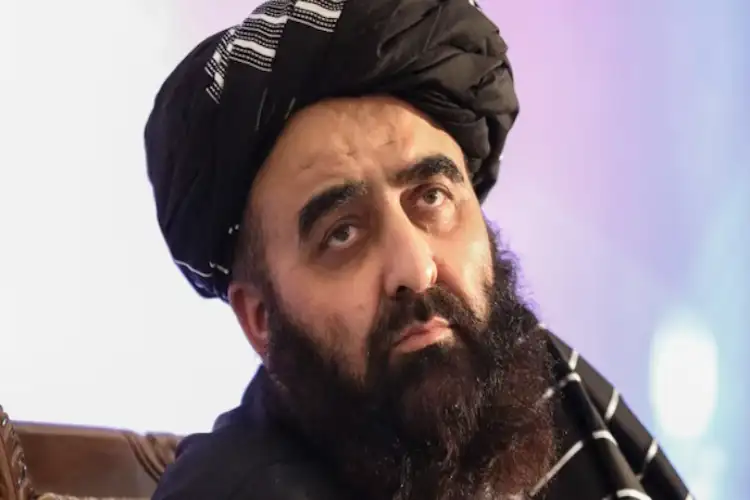 Darul Uloom students gathered to welcome the Afghan Foreign Minister, showering flowers on him.