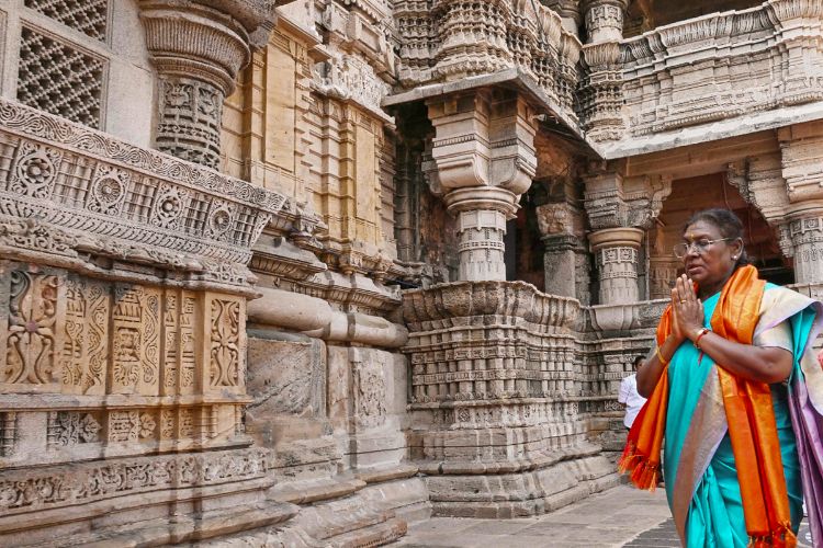 President Murmu offers prayers at Dwarkadhish Temple