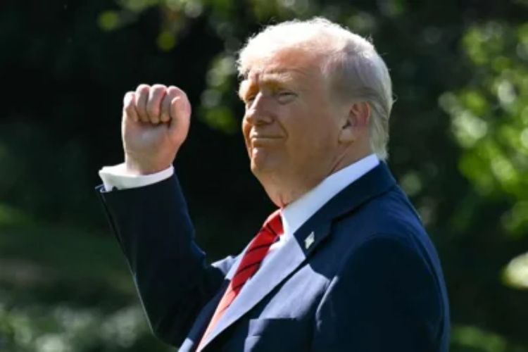 Trump urges Pentagon to use 'all available funds' to ensure troops are paid