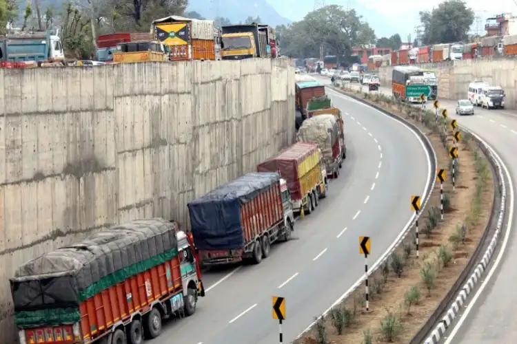 Two-way movement for heavy vehicles on Jammu-Srinagar NH restored