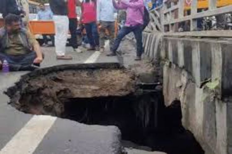 Road caves in on the outskirts of Bhopal, no casualties reported