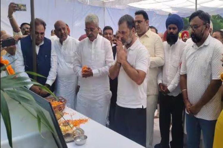 Rahul Gandhi meets the family of Haryana IPS officer Puran Kumar