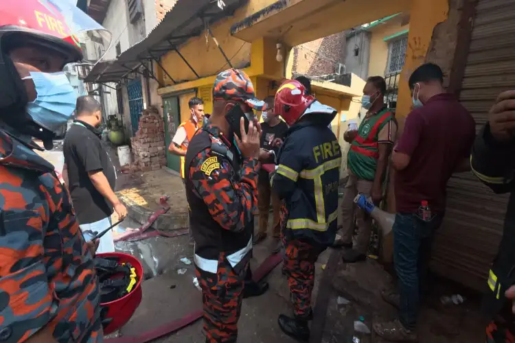 9 killed in fire in chemical warehouse and garment factory in Bangladesh