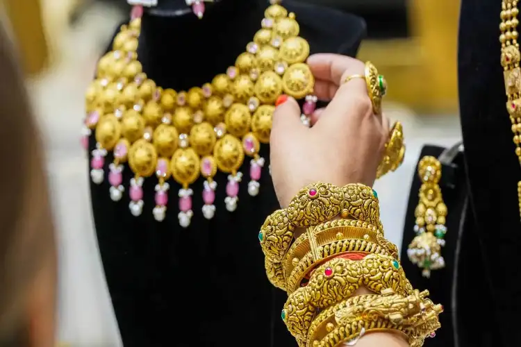 Gold futures market price reaches record high of Rs 1,27,500 per 10 grams