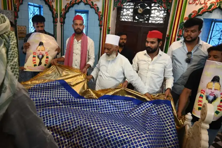 Samajwadi Party leader in Lucknow prays with the Muslim community for Premanand Maharaj