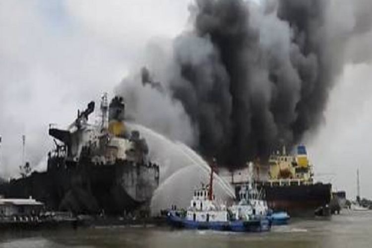 10 killed and 21 injured in oil tanker fire and explosion at Indonesian shipyard