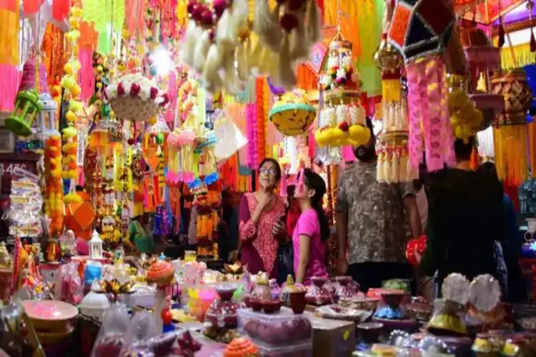 Diwali 2025: Shopping becomes cheaper, market becomes livelier