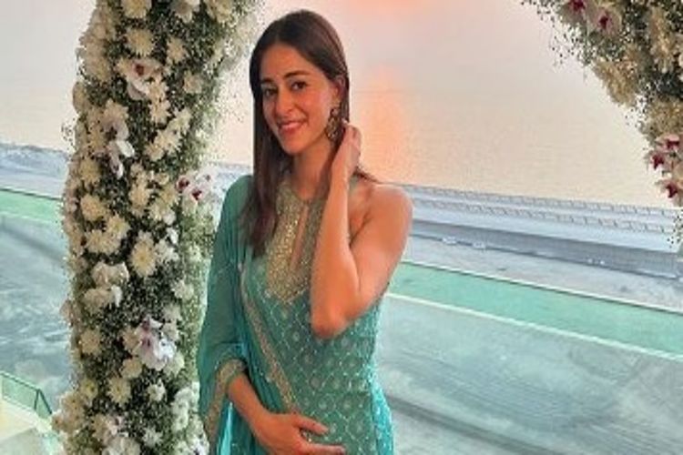 Ananya Panday wore her mother Bhavana Pandey's 20-year-old Rohit Bal outfit for Diwali, her look was full of emotions.