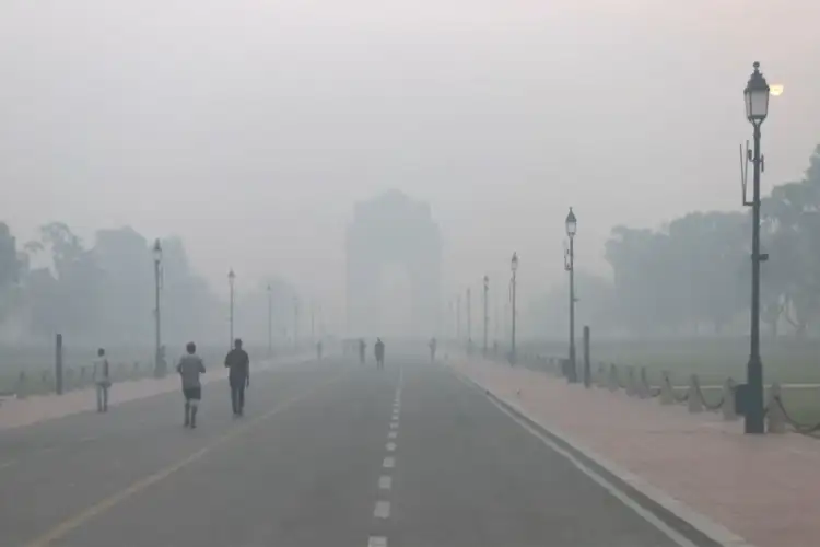 Delhi: Residents complain of breathing difficulties after dip in air quality