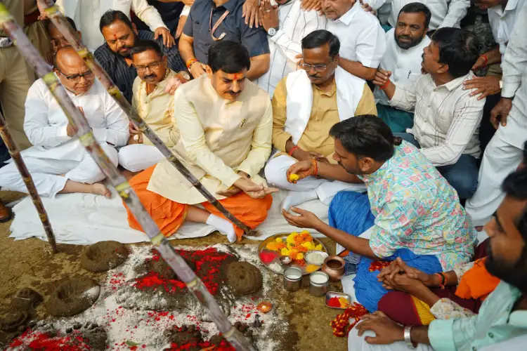MP CM Mohan Yadav performs Govardhan Puja at Tilkeshwar Gaushala in Ujjain
