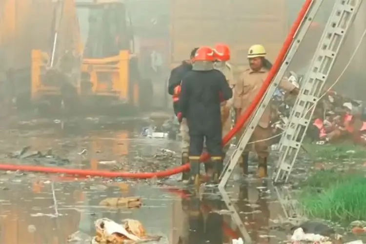 Delhi: Massive fire breaks out at building in Sanjay Gandhi Transport Nagar; 27 fire tenders rushed to spot