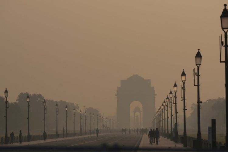 Delhi's air quality improves slightly, but AQI remains in 'very poor' category for the fourth day