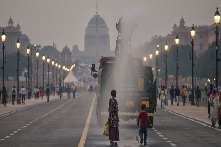 Delhi's AQI shows slight improvement, minimum temperature recorded at 16.9 degrees Celsius.