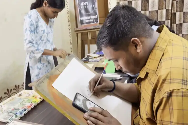 Lucknow artists paint portraits to honour late actor Satish Shah