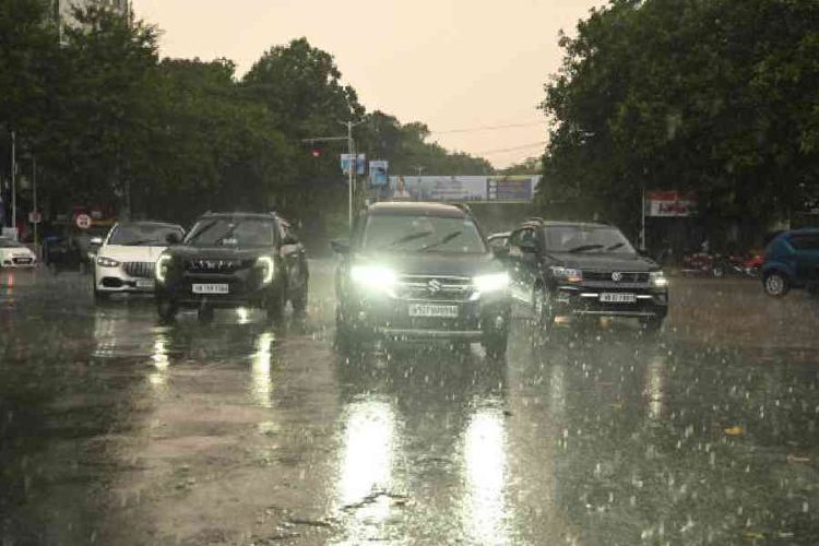 Heavy rainfall is expected in several districts of West Bengal due to Cyclone 'Mocha'.