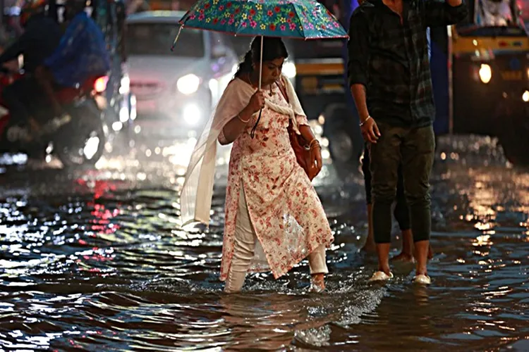 Heavy rains in Kerala: Orange alert issued in 5 districts, 2 deaths reported. Heavy rains in Kerala: Orange alert issued in 5 districts, 2 deaths reported.