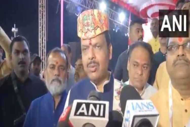 Maharashtra: Fadnavis visits Juhu Beach to wish people on Chhath Puja