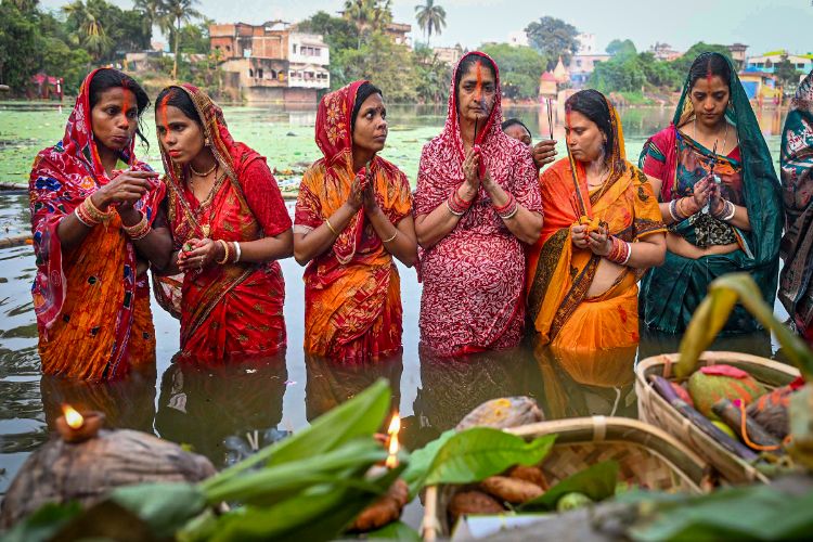 Thousands participate in Chhath Puja in Kolkata