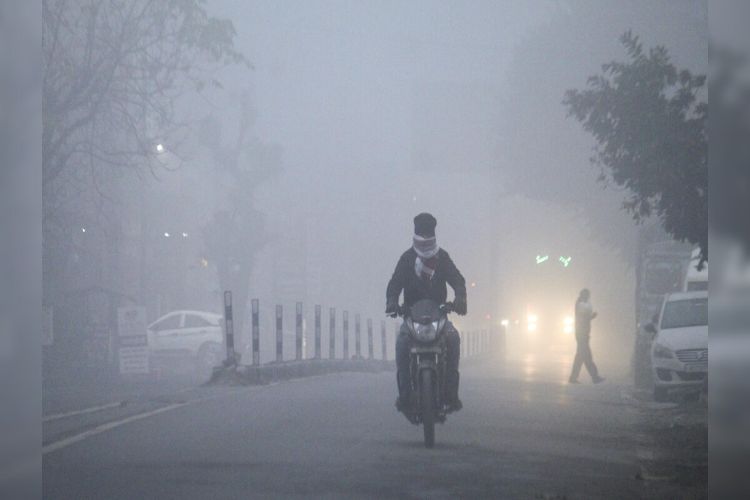 Delhi's air quality remains in the 'very poor' category; light rain and fog expected on Tuesday