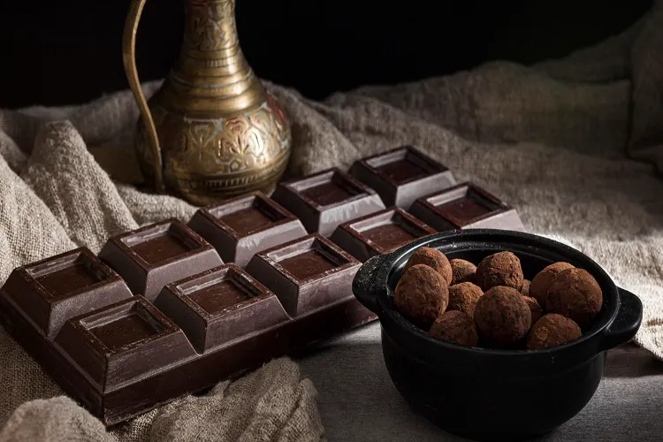 What effect does eating dark chocolate at night have on the body?