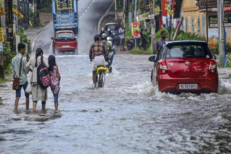 Heavy rains disrupt normal life in Kerala, 'Orange alert' in six districts, two dead