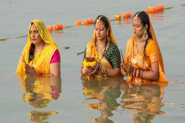Devotees offer 'Usha Arghya' on the last day of Chhath Puja